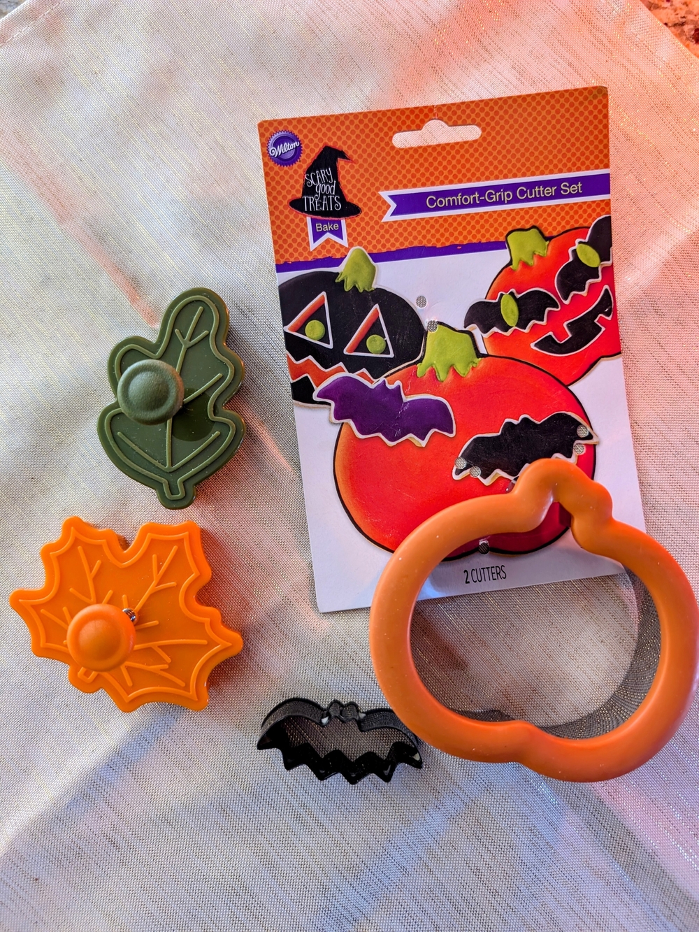 Wilton Halloween Pumpkin, Bat & Leaf Cookie Cutter Set Of 4